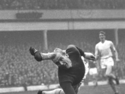 Bert Trautmann defiende la portería del Manchester City en 1959.
