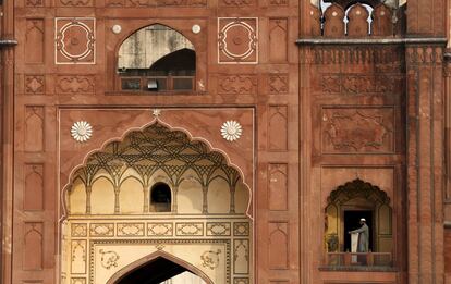 Un hombre en un balcón a la entrada de la mezquita de Badshahi en Lahore (Pakistán).