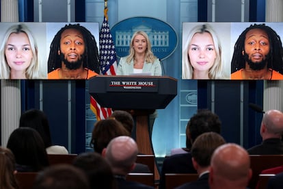 Karoline Leavitt en conferencia de prensa con las imágenes de Iryna Zarutska y Decarlos Brown Jr., su asesino.