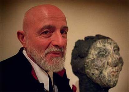 Markus Lüpertz, junto a su escultura <i>Cabeza de Judit,</i> que se exhibe en la colección del IVAM.