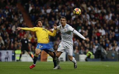 El jugador del Real Madrid Cristiano Ronaldo recupera el balón de Pedro Bigas Rigo de Las Palmas.