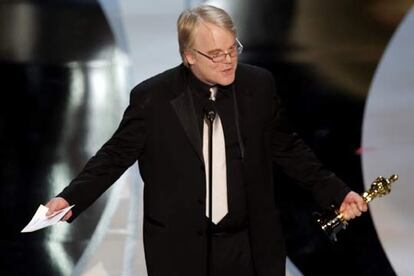 Philip Seymour Hoffman cumple los pronósticos y consigue el Oscar al mejor actor por su asombrosa interpretación de Truman Capote. Muy emocionado, Hoffman pronuncia uno de los discursos más largos de la noche. El actor estadounidense se ha impuesto a Terrence Howard (<i>Hustle and Flow</i>), Heath Ledger (<i>Brokeback mountain</i>), Joaquin Phoenix (<i>En la cuerda floja</i>) y David Strathairn (</i>Buenas noches y buena suerte</i>).