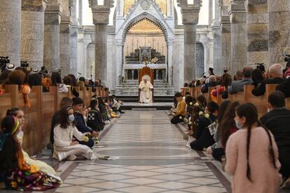 El Papa, durante la misa en la iglesia de la Inmaculada Concepción, este domingo en Qaraqosh. "¡Que las mujeres sean respetadas y defendidas!", clamó Francisco en un lugar donde miles de niñas y mujeres cristianas y yazidíes fueron asesinadas o convertidas en esclavas sexuales de los terroristas del Estado Islámico (EI).