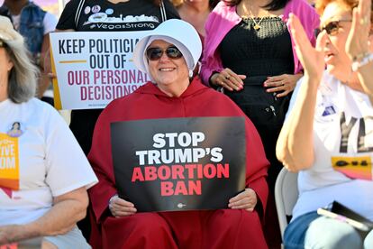 Una mujer, disfrazada de 'El cuento de la criada', durante un encuentro a favor de los derechos reproductivos de las mujeres en Las Vegas el 16 de octubre.