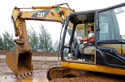 “Somos varias mujeres las que manejamos camiones y excavadoras. Si los hombres lo hacen, ¿Por qué no íbamos a hacerlo nosotras?, dice Grace Ocol, de 40 años. Filipinas ocupa el puesto 7 del ránking, lo que lo coloca en el país con menor brecha de género de Asia. Desde 2006, el país ha cerrado totalmente su brecha de género en salud. También lo ha logrado en el ámbito de la educación.