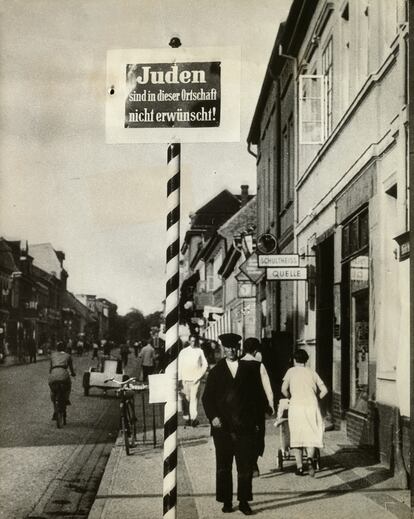 Tras las leyes raciales de Núremberg proliferaron por toda Alemania carteles como este en Schwedt con el lema: “Los judíos no son bienvenidos en este lugar”.