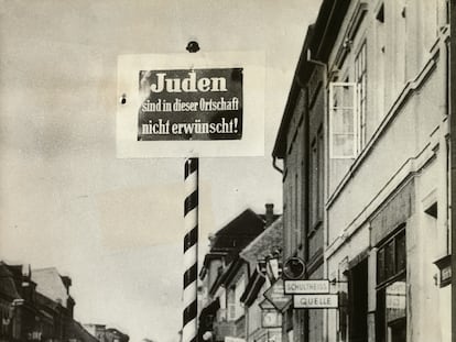 Tras las leyes raciales de Núremberg proliferaron por toda Alemania carteles como este en Schwedt con el lema: “Los judíos no son bienvenidos en este lugar”.