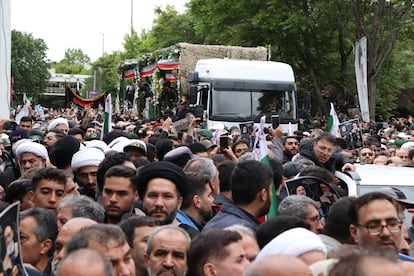 Miles de personas participan en una procesión fúnebre del fallecido presidente de Irán, Ebrahim Raisi, y sus siete asistentes, quienes murieron en un accidente de helicóptero en un monte envuelto en niebla en el noroeste del país.