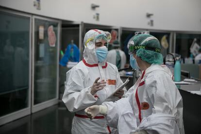 Dos sanitarios conversan en la UCI covid del Hospital del Mar de Barcelona.