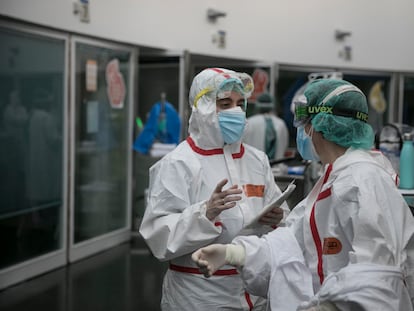 Dos sanitarios conversan en la UCI covid del Hospital del Mar de Barcelona.