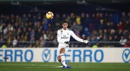 Raphael Varane en una acción contra el Villarreal, en La Cerámica.