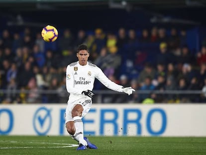 Raphael Varane en una acción contra el Villarreal, en La Cerámica.