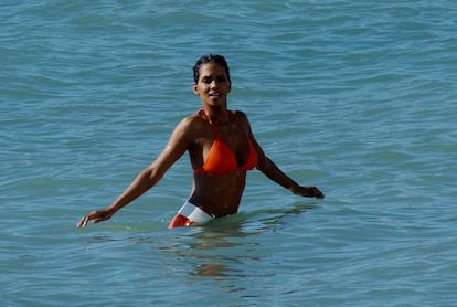 Halle Berry durante la famosa escena de la película de James Bond que se rodó en parte en Cádiz, en 2002.