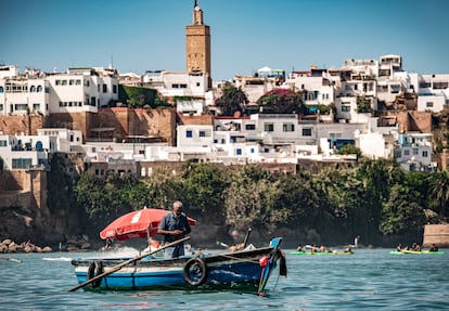 Un barquero atraviesa sin turistas el río Bou Regreg, entre la ciudad de Sale y la capital de Marruecos, Rabat.