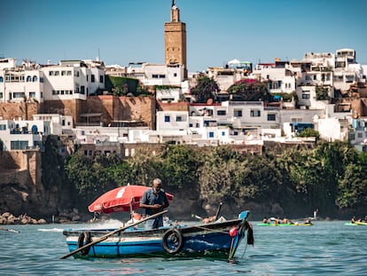 Un barquero atraviesa sin turistas el río Bou Regreg, entre la ciudad de Sale y la capital de Marruecos, Rabat.