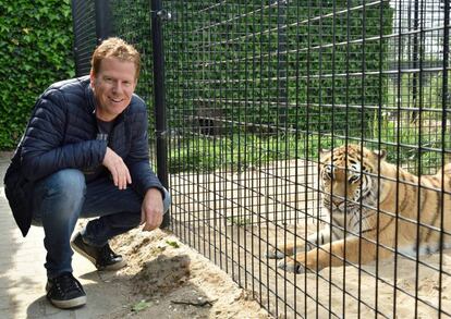 Robert Kruijff, con uno de los tigres que viven en su refugio.