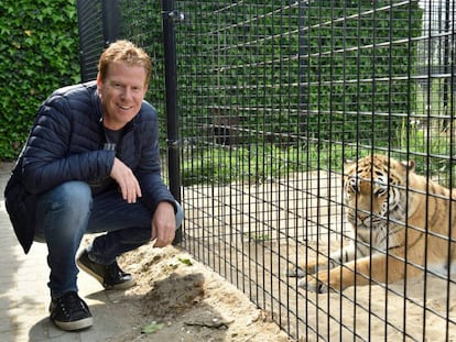 Robert Kruijff, con uno de los tigres que viven en su refugio.