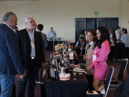 Distribuidores mexicanos prueban el producto gastronómico español para su posible importación en México en el foro para empresas de ICEX celebrado el 4 de octubre en Ciudad de México.