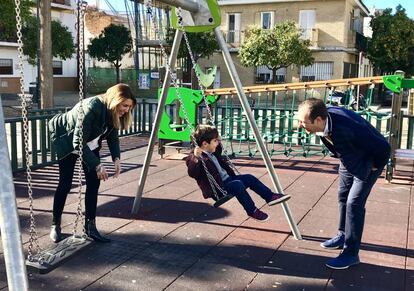 La candidata a la Presidencia de la Junta y secretaria general del PSOE de Andalucía, Susana Díaz, durante un paseo con su familia durante la jornada de reflexión, el 1 de diciembre de 2018.