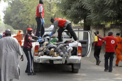 Miembros de la Cruz Roja cargan cadáveres en una camioneta, ayer en Kano.