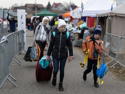 Refugiados ucranios llegan a un campamento de acogida tras cruzar la frontera.