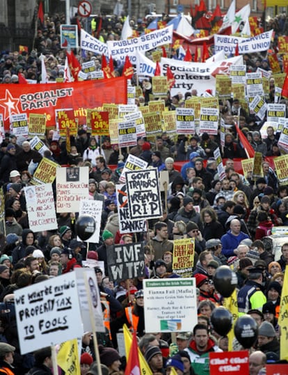 Miles de personas se manifiestan en el centro de Dublín contra el plan de austeridad del Gobierno.