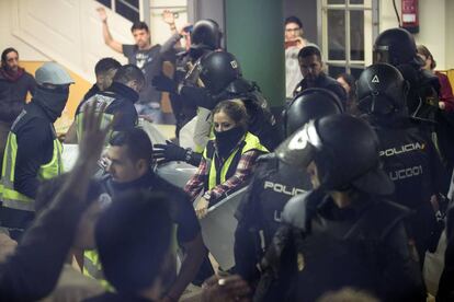 Agentes de la Policía Nacional incautan las urnas en el colegio Ramón Llull de Barcelona.  