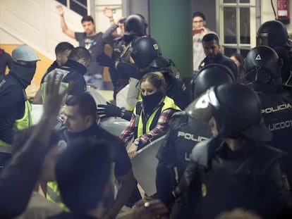 Agentes de la Policía Nacional incautan las urnas en el colegio Ramón Llull de Barcelona.  