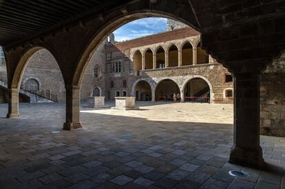 La Catalana, como también se conoce esta ciudad francesa de 120.000 habitantes, capital histórica del Rosellón, ofrece una escapada perfecta desde Barcelona, a un par de horas en coche al norte de allí, y puede servir de base para explorar esta comarca del sur de Francia encajada entre los Pirineos y el Mediterráneo. Durante los últimos tiempos del franquismo, <a href="https://www.perpignantourisme.com/" target="_blank"> Perpiñán</a> era un destino casi obligado para descubrir las películas que la censura impedía ver en el lado español de la frontera, pero históricamente <a href="https://elviajero.elpais.com/elviajero/2015/12/03/actualidad/1449155318_144770.html" target="_blank">Perpiñán</a> es mucho más: en el siglo XII fue la capital del Reino de Mallorca. Enmarcada por los picos de los Pirineos, a solo 38 kilómetros al norte de la frontera española, se expande de forma radial desde el laberinto de calles del casco viejo, coronado por la fortaleza-palacio de los Reyes de Mallorca y con unas vistas impresionantes desde la torre del homenaje a los Pirineos, al Canigó y al Mediterráneo. Una visita que es un viaje en el tiempo, con sus dos capillas policromadas, los tres patios de armas, galerías porticadas y las estancias del rey Jaime II y su esposa, que reinaron en Mallorca, Valencia y el Rosellón.