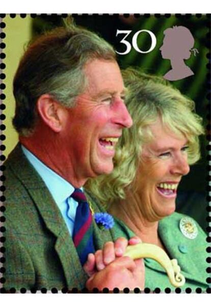 La empresa de Correos británica pondrá en circulación dos sellos con la sonriente estampa del príncipe Carlos y Camilla.