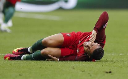 Crisitano Ronaldo se duele tras la fuerte entrada de Payet.