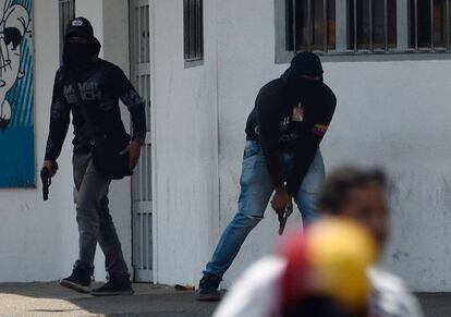 Miembros armados de los colectivos chiavistas dispersan a tiros a los manifestantes en San Antonio del Táchira.