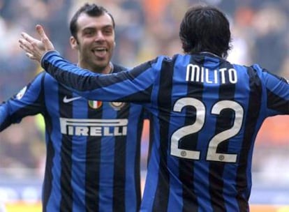 Milito y Pandev celebran el tercer gol del Inter anotado por el argentino.