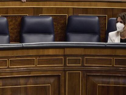 La vicepresidenta segunda y ministra de Trabajo y Economía Social, Yolanda Díaz (i), y la ministra de Hacienda, María Jesús Montero (d), en un pleno en el Congreso de los Diputados.