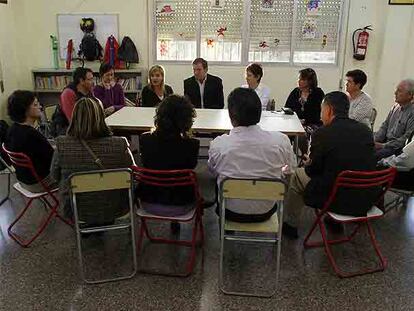 Joan Ignasi Pla y Etelvina Andreu, ayer, reunidos con vecinos del barrio de Rabassa.