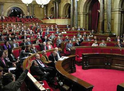 Imagen de la votación en la que se observan los escaños vacíos de CiU.