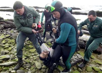 Efectivos del Grupo Especial de Actividades Subacuáticas  de la Guardia Civil recuperan el cuerpo de uno de los fallecidos.