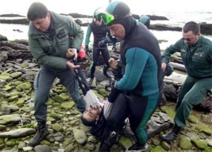 Efectivos del Grupo Especial de Actividades Subacuáticas de la Guardia Civil recuperan el cuerpo de uno de los fallecidos.