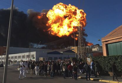 Un incendio seguido por varias explosiones en una empresa química del polígono Fuente del Jarro en Paterna (Valencia) ha obligado a desalojar 150 empresas y varios colegios del municipio. En la imagen, una de las explosiones que han tenido lugar en el polígono.