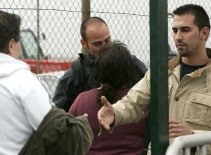 Los dos policías de Coslada que ayer quedaron en libertad. En el centro, David M. G.; a la derecha, Pedro P. F.