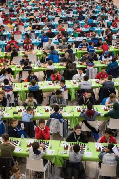 Escena en el Mundial Infantil de Ajedrez celebrado en Santiago de Compostela.