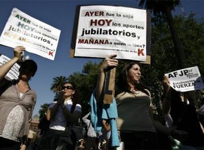 Empleados de los fondos de jubilación AFJP protestan en la plaza de Mayo de Buenos Aires.