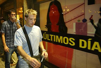 Losada y Raúl, jugadores del Oviedo, salen de una reunión con el presidente en la noche del viernes.