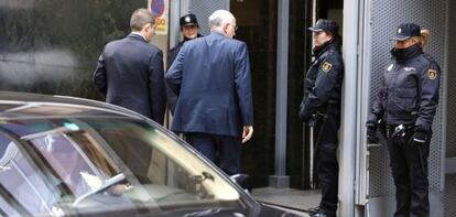 The president of supermarket chain Mercadona, Juan Roig (c), arrives in court on Monday.