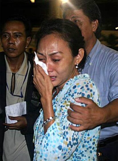 Una familiar de un pasajero del avión desaparecido, ayer en Surabaya.