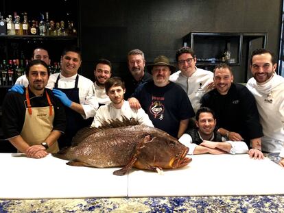 COCINEROS CON EL MERO EN EL GLASS MAR /CAPEL 