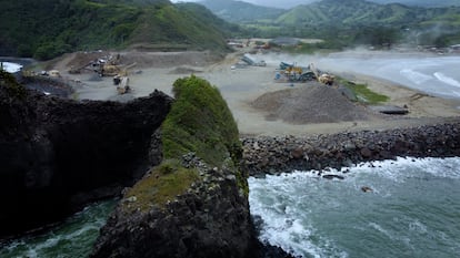 Imagen aérea de los trabajos de extracción de piedra basáltica en Balzapote, en la Reserva de la Biosfera de Los Tuxtlas, Veracruz, el pasado 9 de abril.