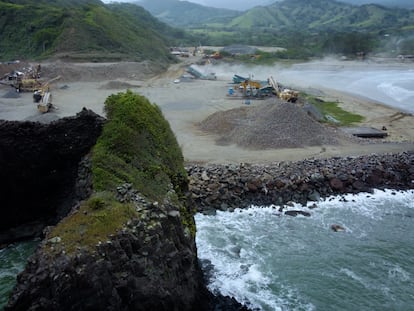 Imagen aérea de los trabajos de extracción de piedra basáltica en Balzapote, en la Reserva de la Biosfera de Los Tuxtlas, Veracruz, el pasado 9 de abril.