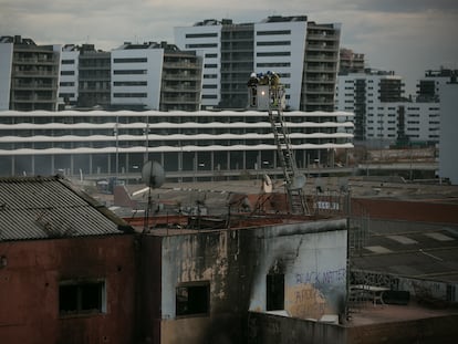 Los Bomberos y los Mossos trabajan en la nave incendiada en Badalona.