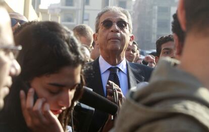 El candidato presidencial Amr Moussa hace cola frente a un colegio electoral de El Cairo.